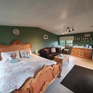 Campsite Marshland Alpacas Glamping, New Holland