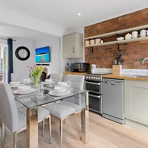https://river-exe-retreat-waterfront-entire-holiday-home.exeterhotels.net